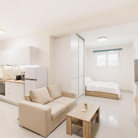 Fully Renovated Luxurious Semi-Basement Studio أثينا المظهر الخارجي الصورة