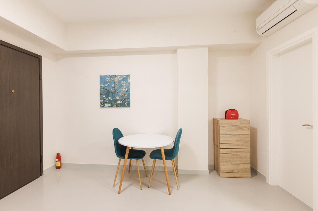 Fully Renovated Luxurious Semi-Basement Studio أثينا المظهر الخارجي الصورة