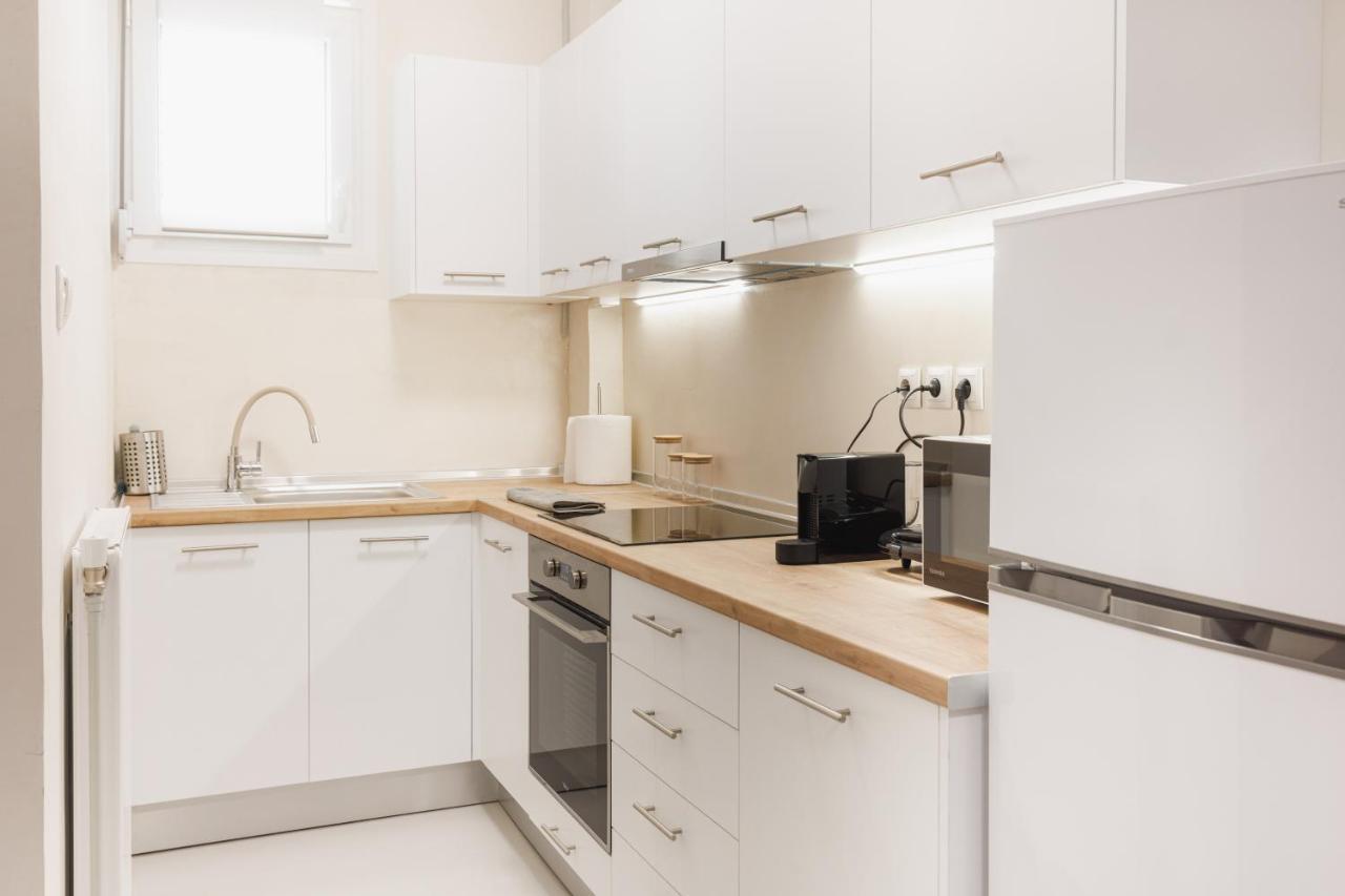 Fully Renovated Luxurious Semi-Basement Studio أثينا المظهر الخارجي الصورة