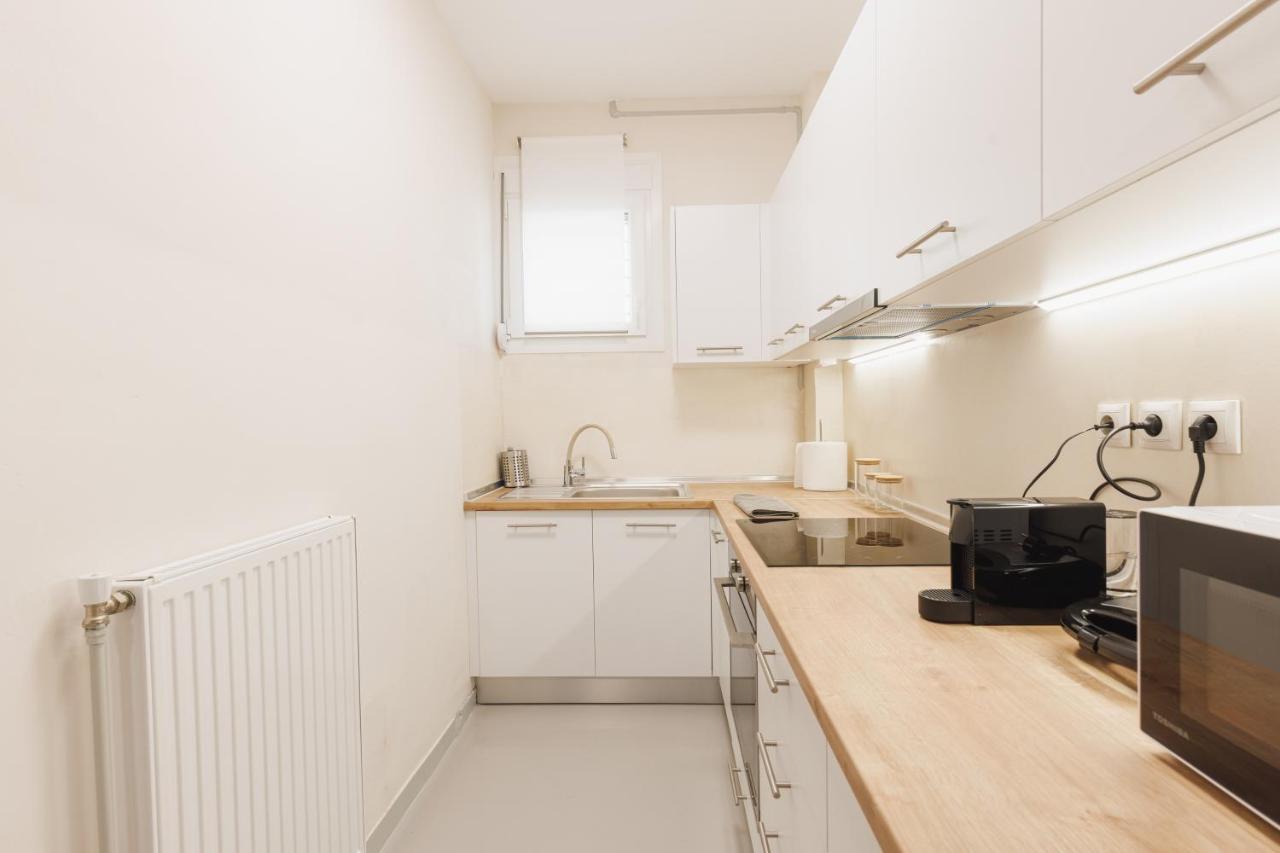 Fully Renovated Luxurious Semi-Basement Studio أثينا المظهر الخارجي الصورة
